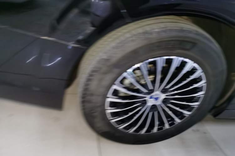 Used Denza D9 2022 DM-i 1040 Prestige Model
