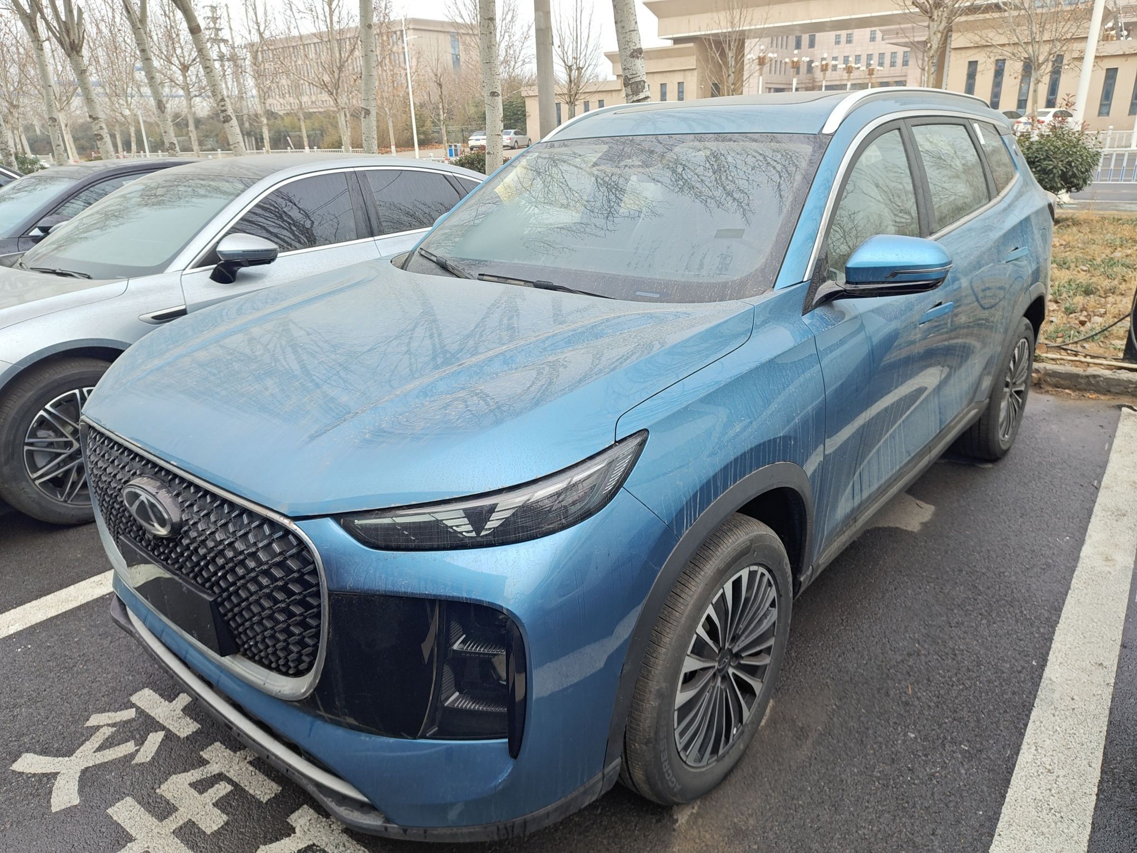 Под передней частью автомобиля