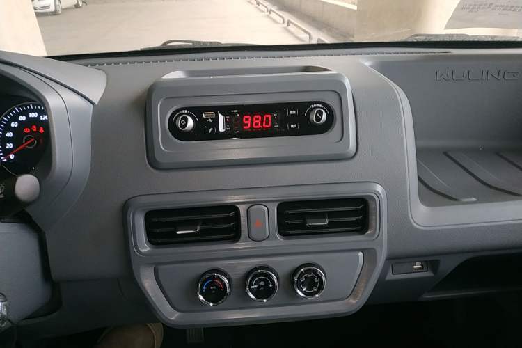 Used Wuling Yangguang 2024 300KM Comfort Version Passenger Van 75kW