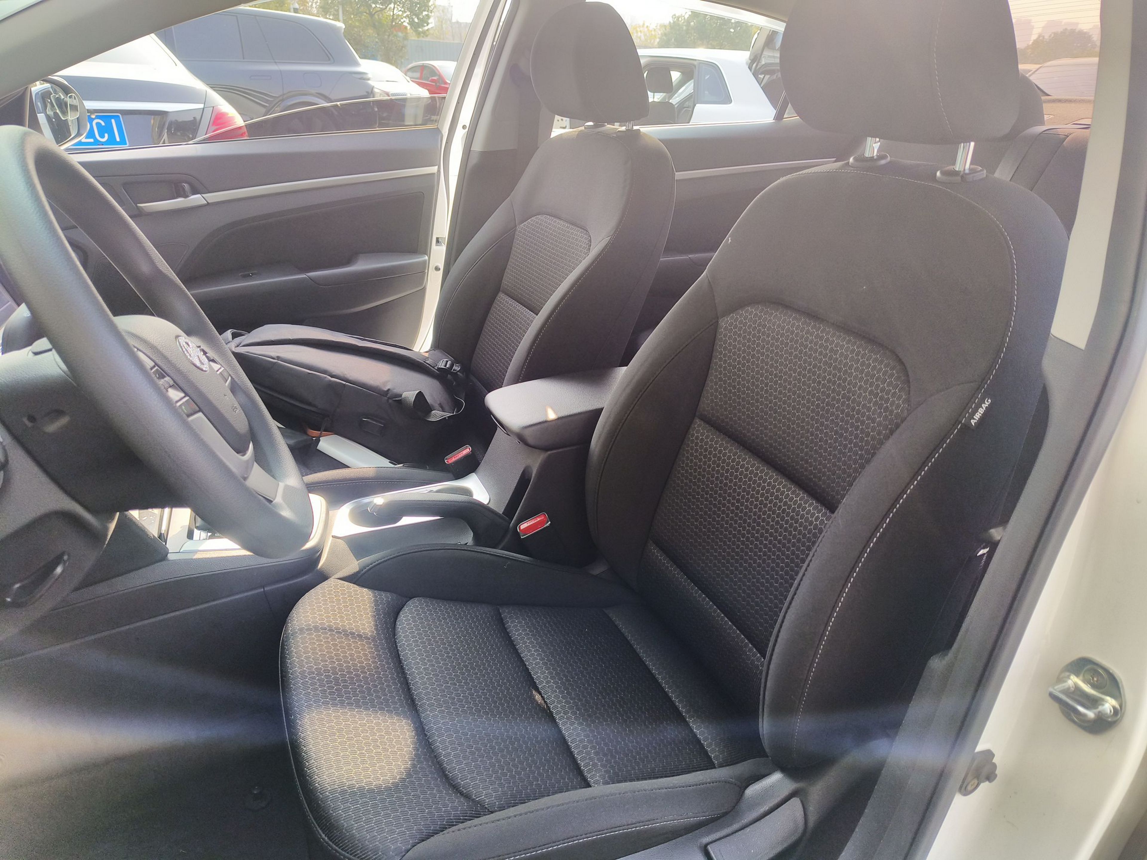 المقاعد الأمامية داخل السيارة