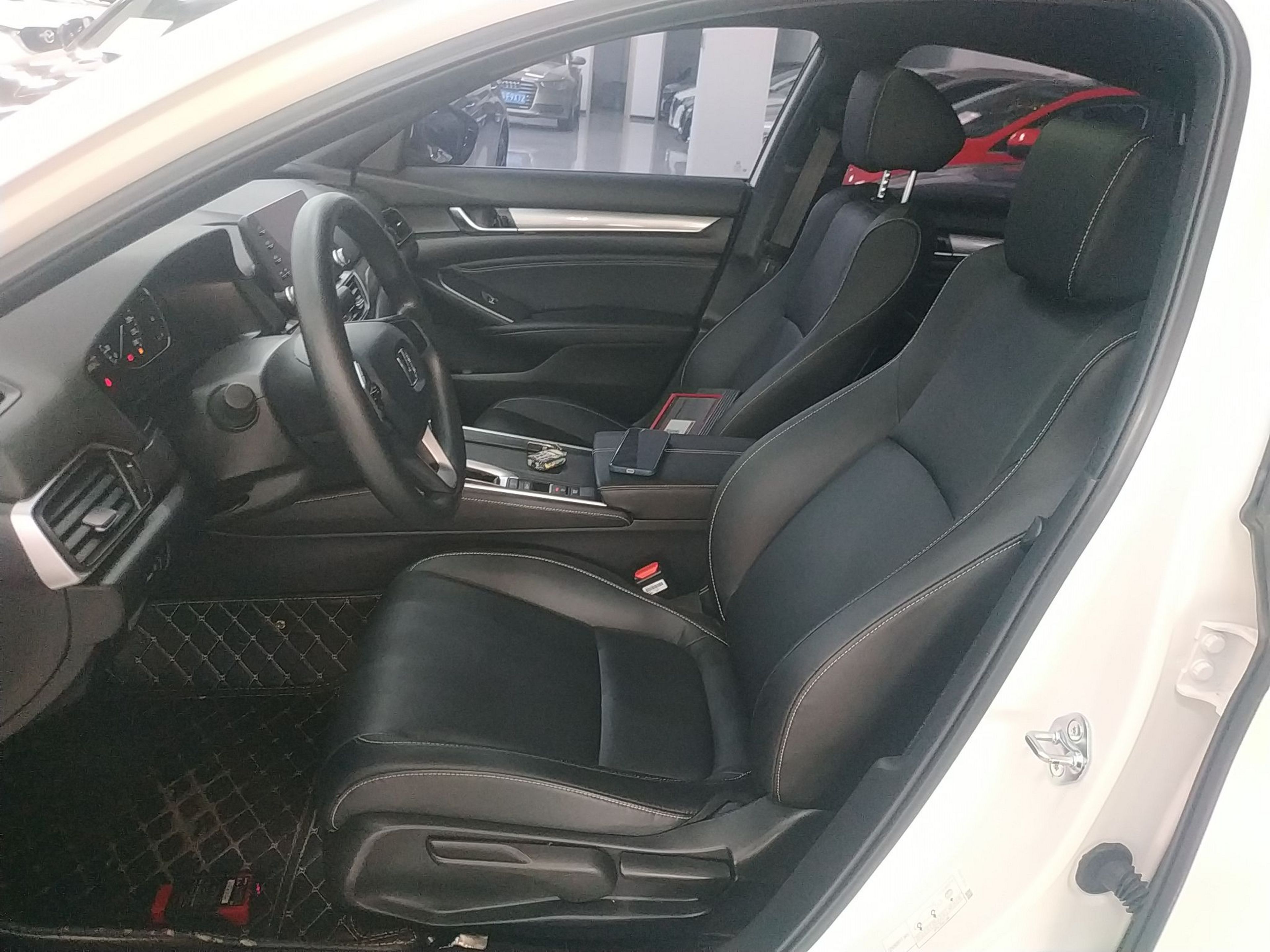 Переднее сиденье в автомобиле