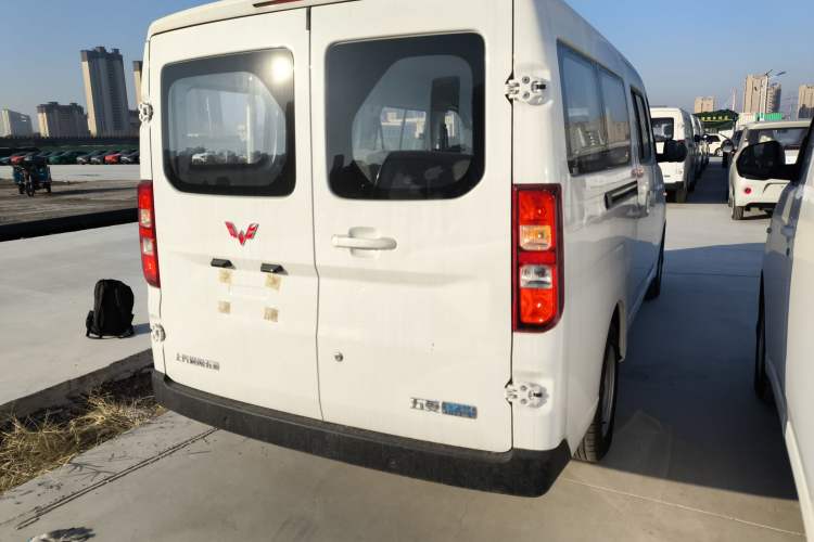 Used Wuling Yangguang 2024 300KM Comfort Version Passenger Van 75kW
