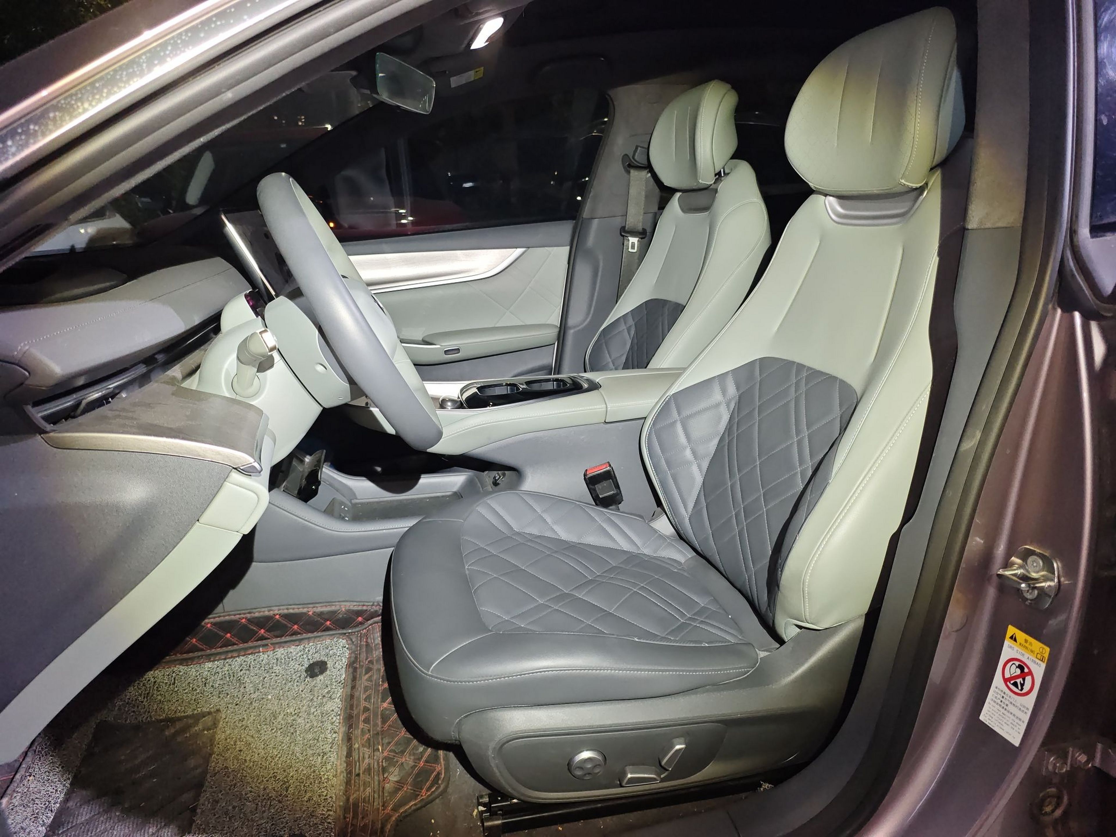 Переднее сиденье в автомобиле