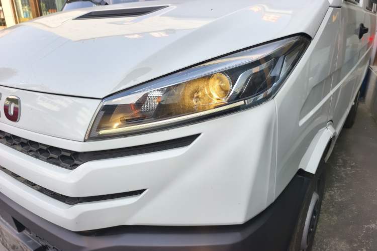 Used Iveco Daily 2023 2.5T A35M1 Short Wheelbase Low-Roof Single-Tire Side-Sliding Door 5-9 Seats
