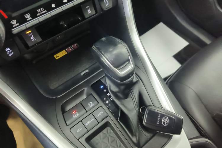 Used Toyota RAV4 2023 2.0L CVT Two-Wheel Drive Fashion Plus Edition
