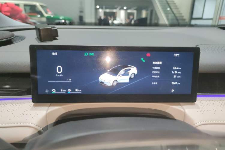 Used  Galaxy 8 2025 130km EM-i Deluxe Edition
