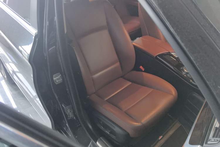 Used BMW 5 Series 2014 528Li Leading Model
