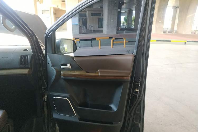 Used FORTHING Lingzhi PLUS 2021 Travel Edition 2.0L Manual Luxury 7-Seater