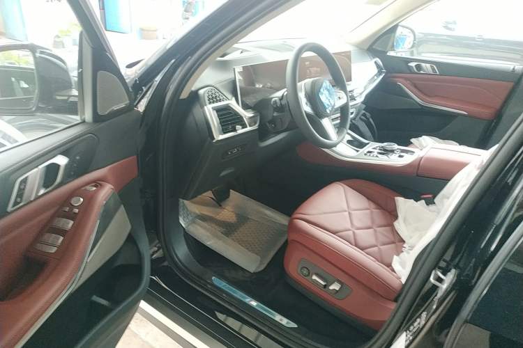 Used BMW X5 2023 xDrive 30Li Luxury M Sport Package
