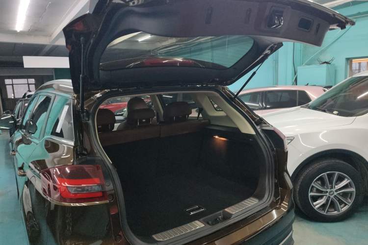 Used Geely Auto Emgrand X7 Sport 2018 1.8TD Automatic Two-Wheel Drive ZhiZun Model with 4G Connectivity