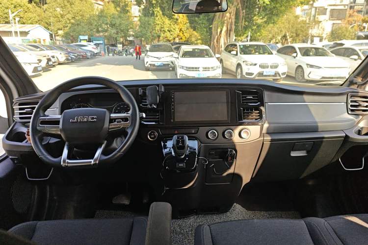 Used JMC Fushun 2025 2.0T 8AT Diesel Short-Wheelbase Low-Roof Commercial Multi-Purpose Passenger Vehicle with 5/6 Seats and Liftgate Tailgate