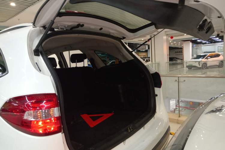 Used JMC Yusheng S350 2013 2.4T Automatic 2WD Diesel Luxury Edition 5 Seats
