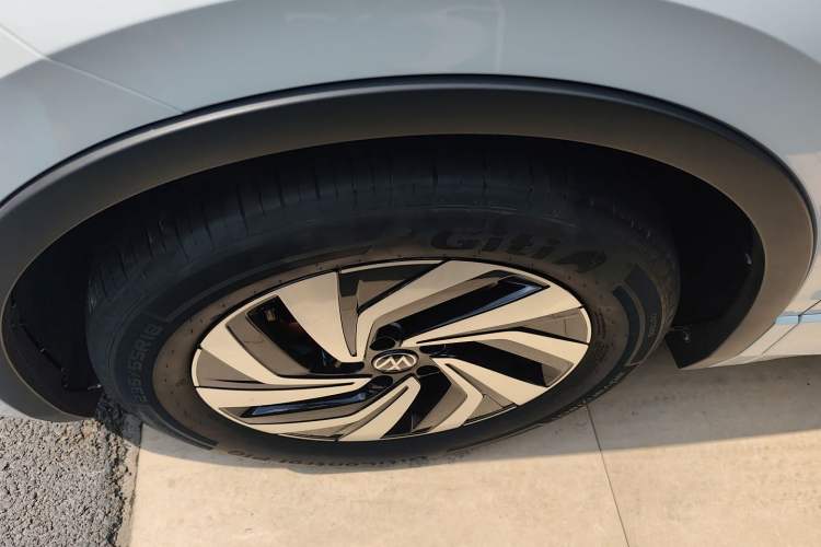 Used Volkswagen Tiguan L 2024 Outstanding Model 330TSI Automatic Two-Wheel Drive R-Line Dragon Glory Edition
