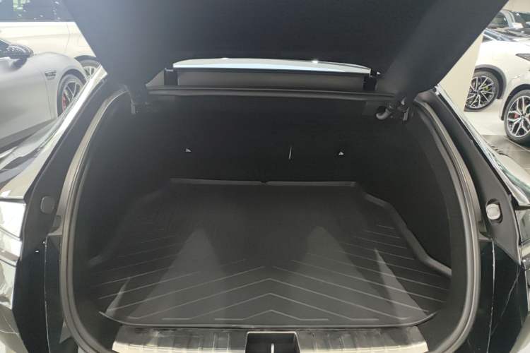 Used  12 2023 700 Three-Laser Rear-Wheel Drive Luxury Edition