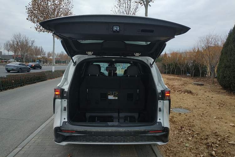 Used Toyota Granvia 2024 2.5L Hybrid Luxury Edition