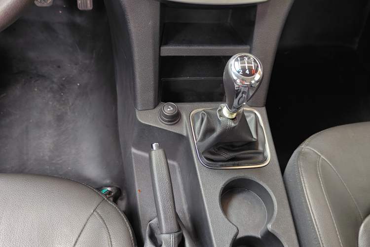 Used JMC Yuhu 3 2018 2.5T Diesel Two-Wheel Drive Advanced Version Standard Wheelbase