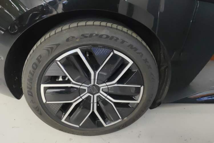 Used  12 2025 Max Extended-Range Edition
