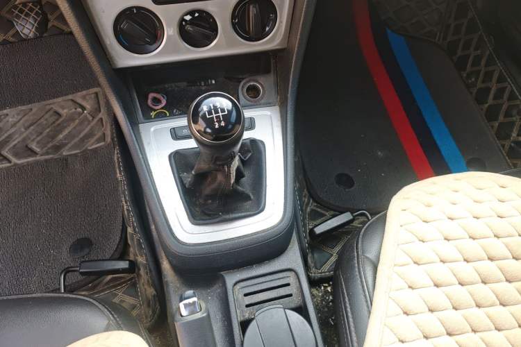 Used Volkswagen Gran Lavida 2013 1.6L Manual Fashion Model