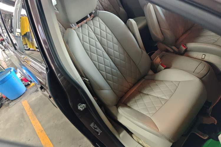 Used Buick GL8 2023 Land Executive Class Comfort Model
