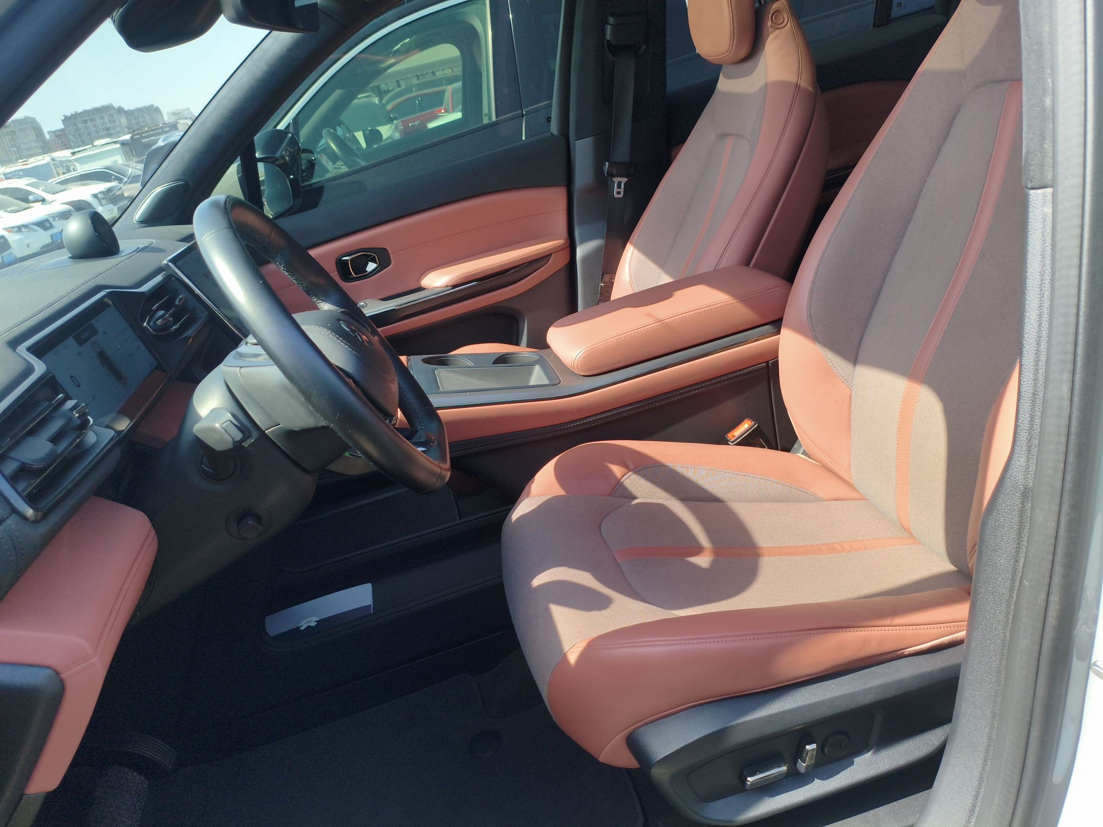 المقاعد الأمامية داخل السيارة