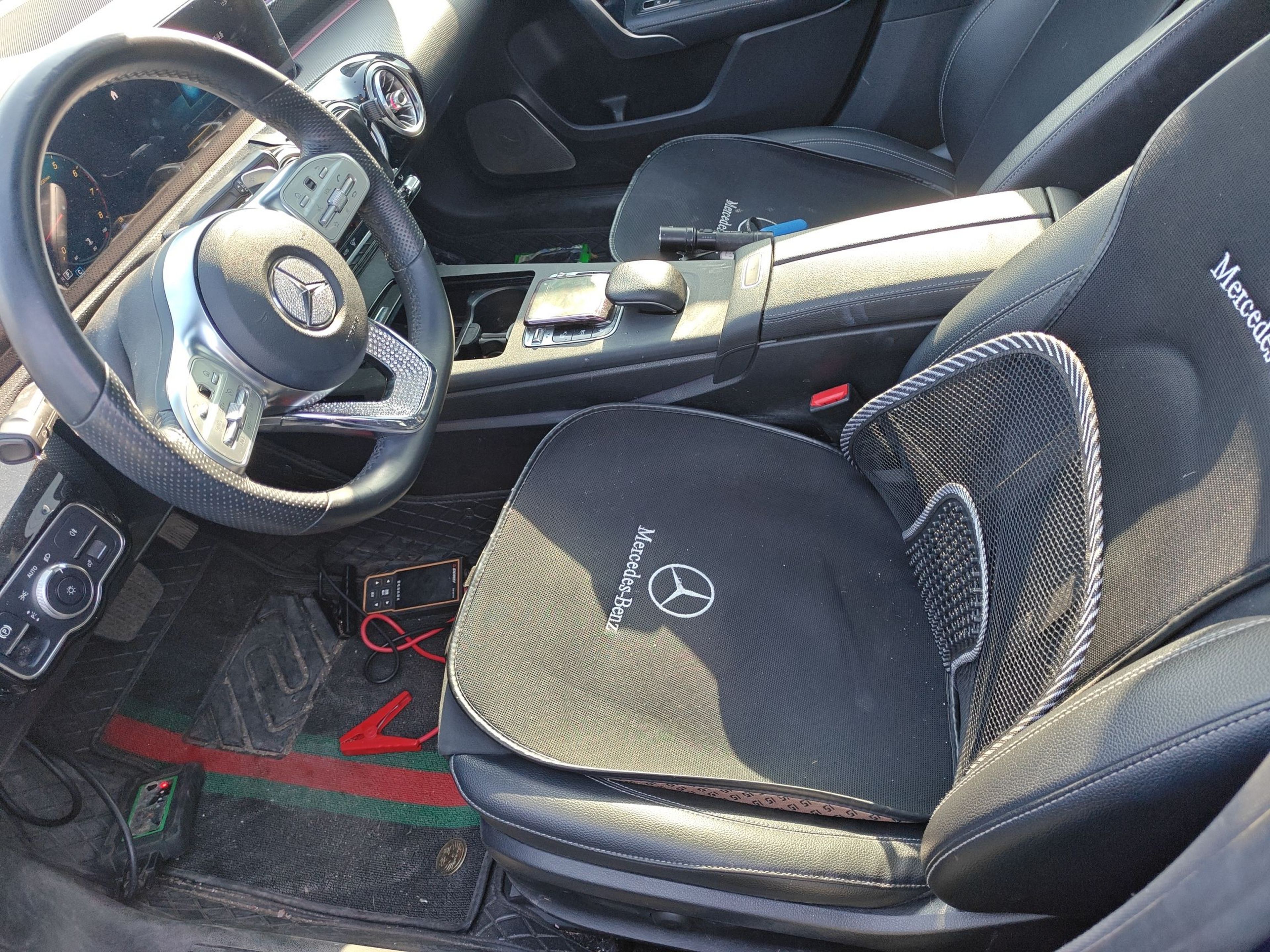 Переднее сиденье в автомобиле