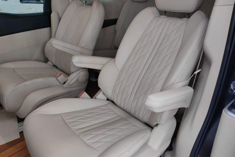 Used Buick GL8 2023 Facelifted Land Cruiser Executive Luxury Version
