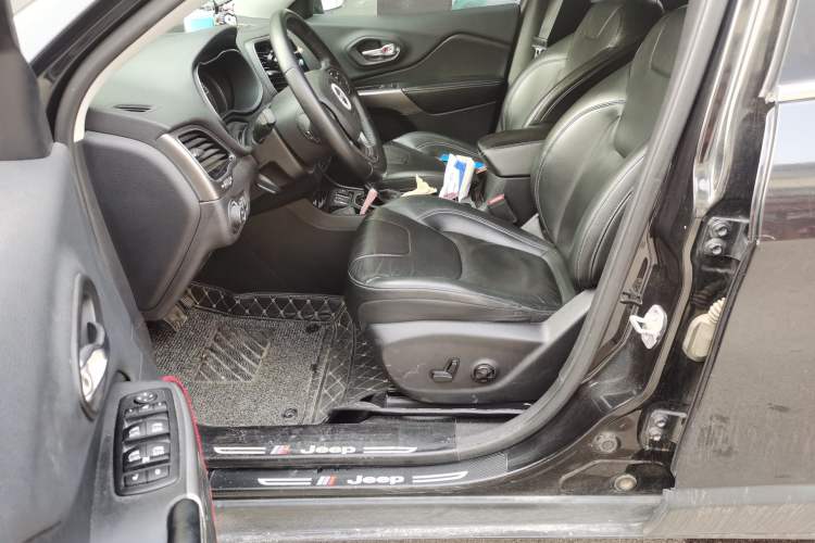 Used Jeep Cherokee 2019 2.0T Two-Wheel Drive Smart Enjoyment Version China VI
