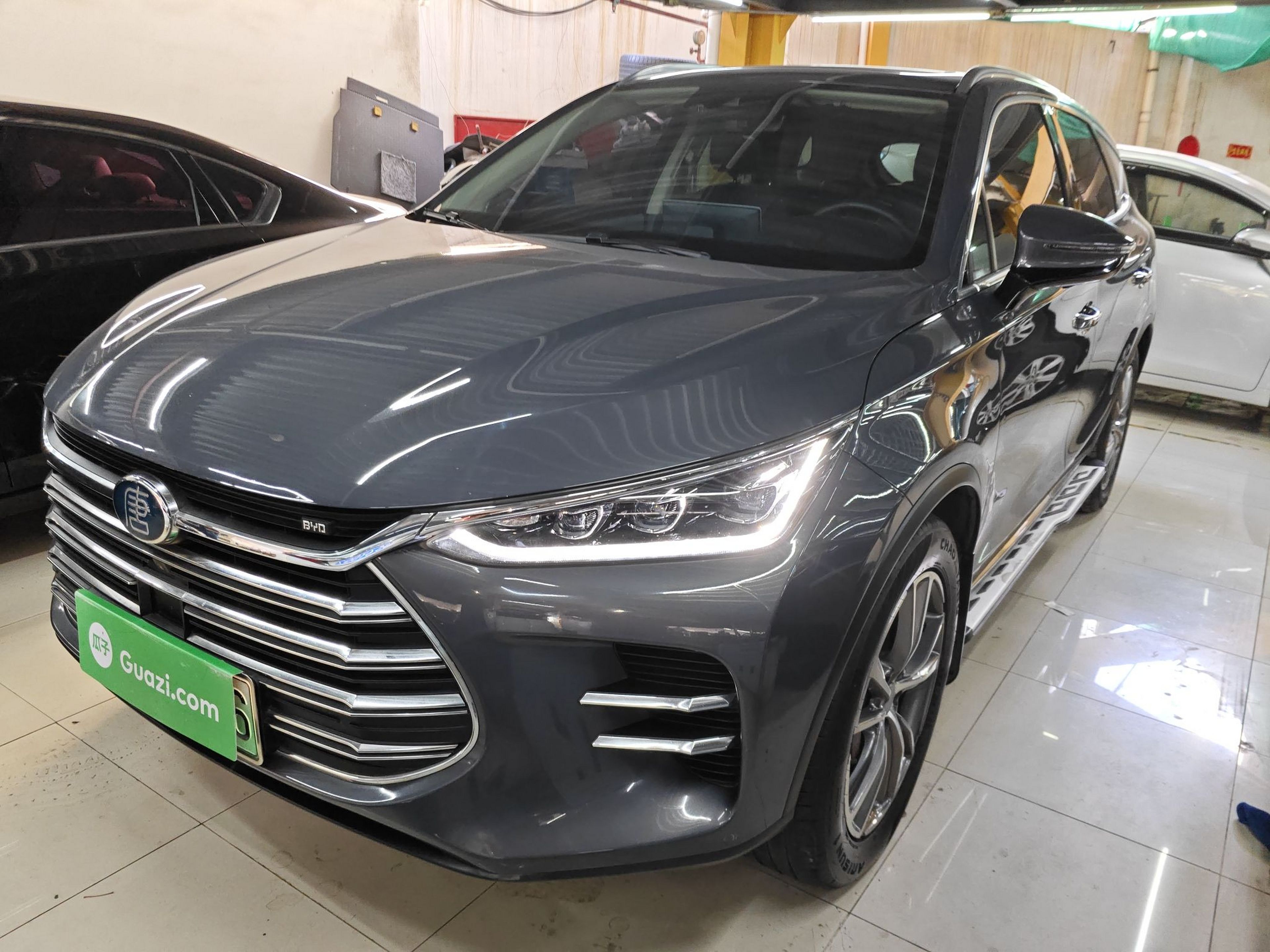 Под передней частью автомобиля