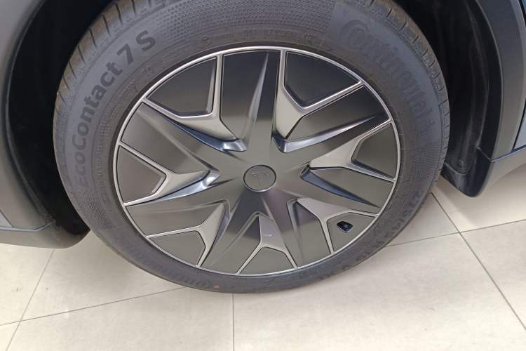 Used Tesla Model Y L 2025 Long-Range All-Wheel-Drive Version
