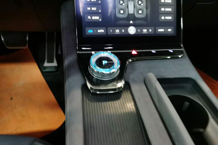 Used VOYAH PASSION 2024 PHEV Four-Wheel Drive Ultra-Long Range Flagship Model
