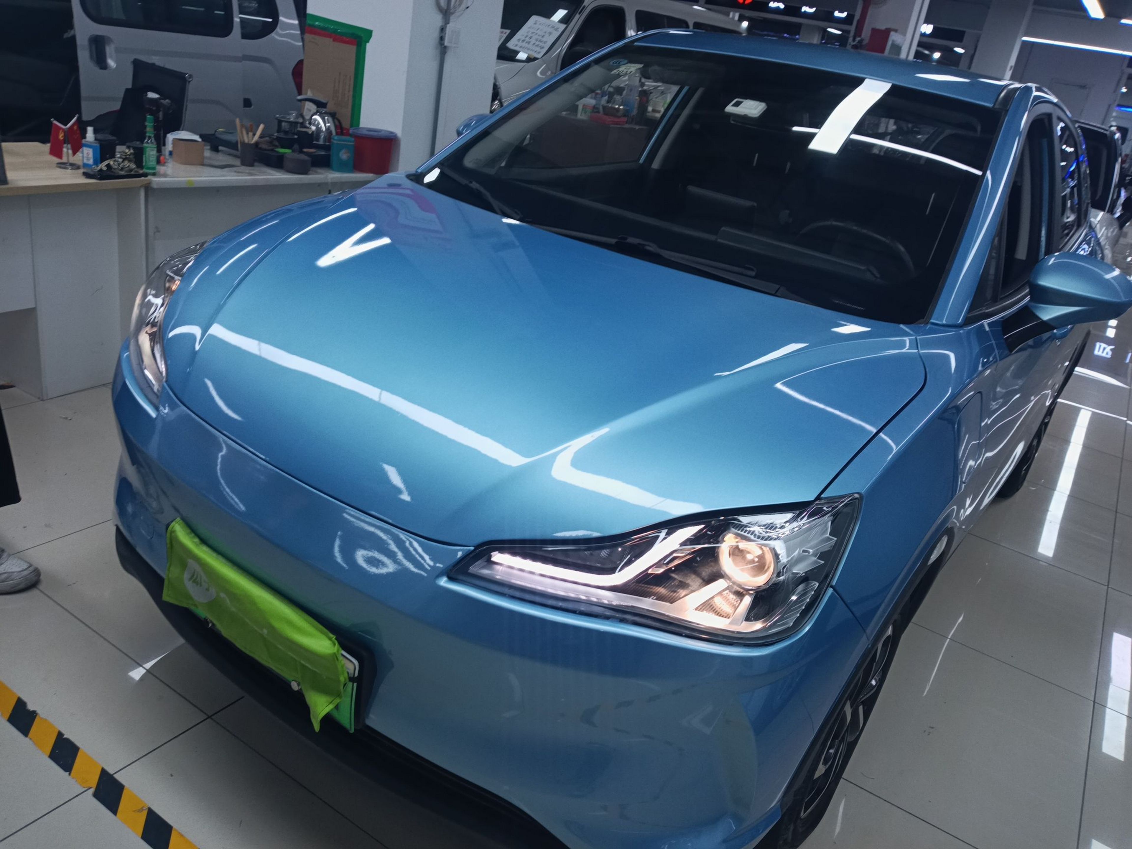 Под передней частью автомобиля