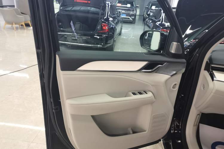 Used Volvo EM90 2025 Ultra Six-Seater
