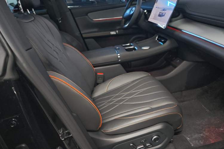 Used  Q07 2025 215 Prestige Edition