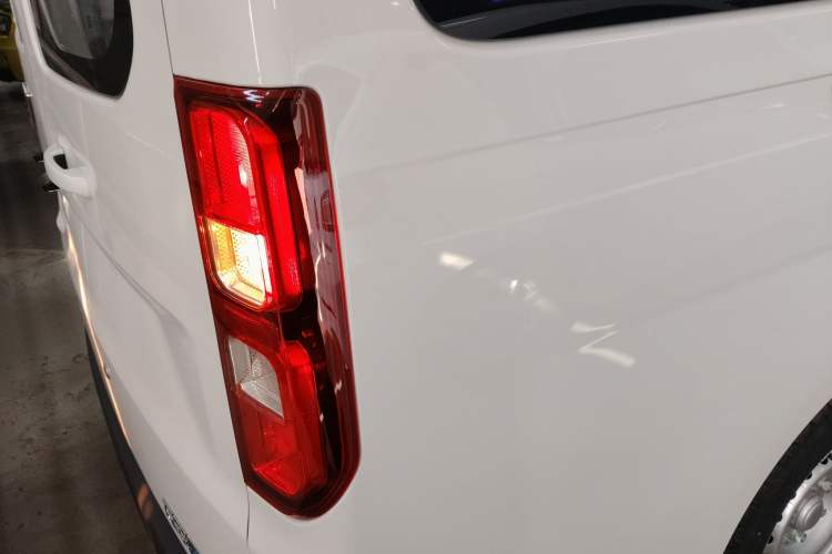 Used Wuling Yangguang 2024 300KM Comfort Version Passenger Van 75kW