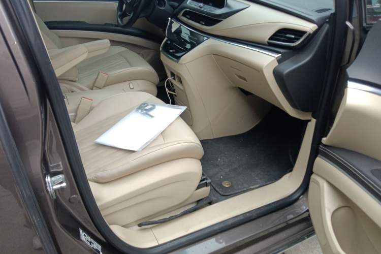 Used Buick GL8 2023 Facelifted Land Cruiser Executive Luxury Version
