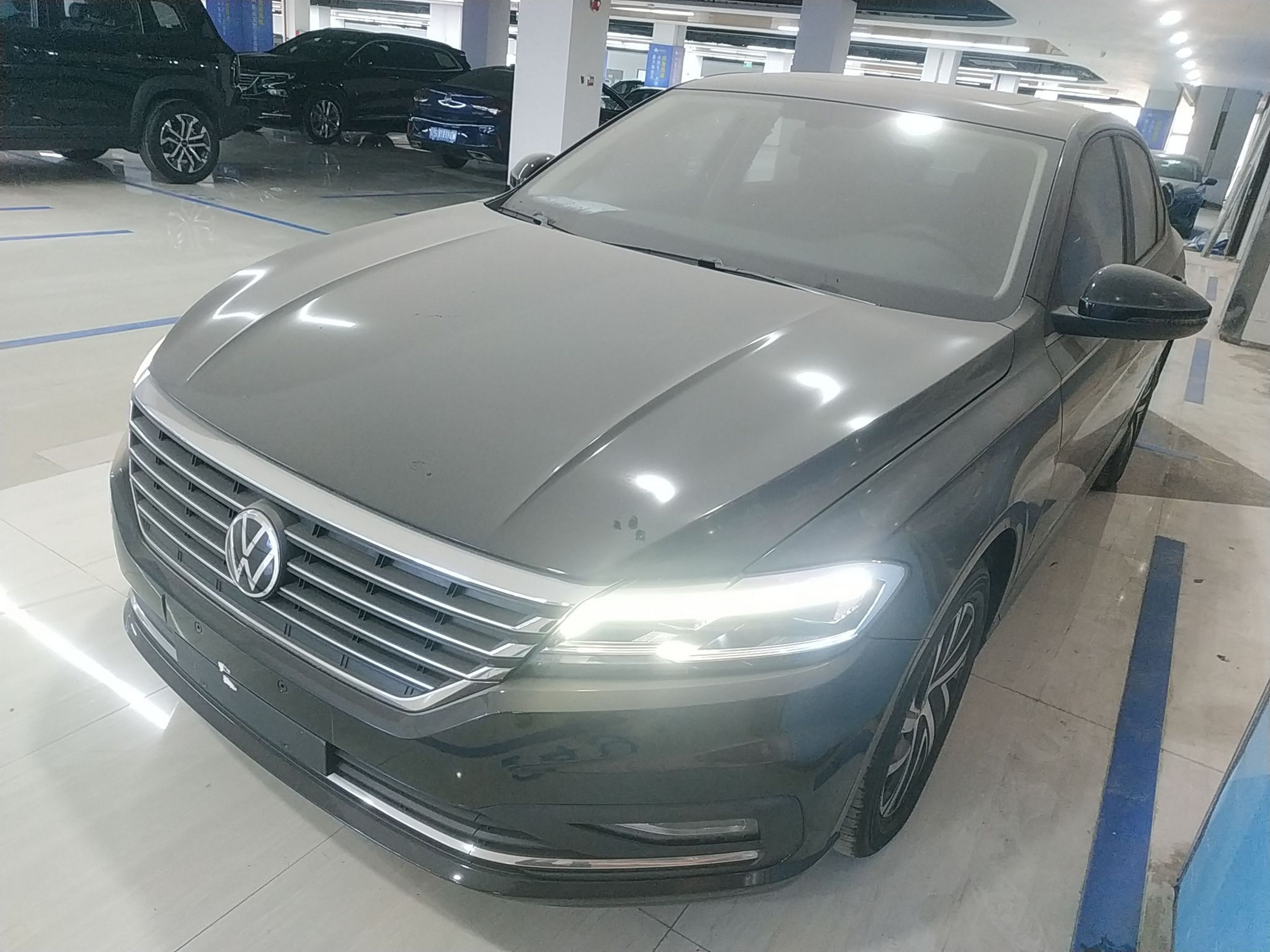 Под передней частью автомобиля