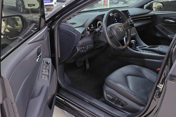 Used Toyota Avalon 2019 Dual-Engine 2.5L Luxury Edition China VI Standard
