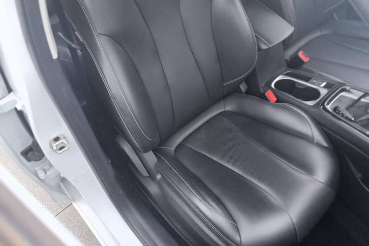 Used Roewe i5 2020 1.5L Automatic 4G Connect Luxury Flagship Edition

