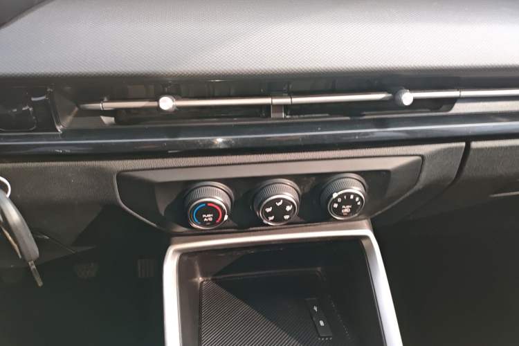 Used Wuling Alvez 2022 1.5L Manual Free-Style Model
