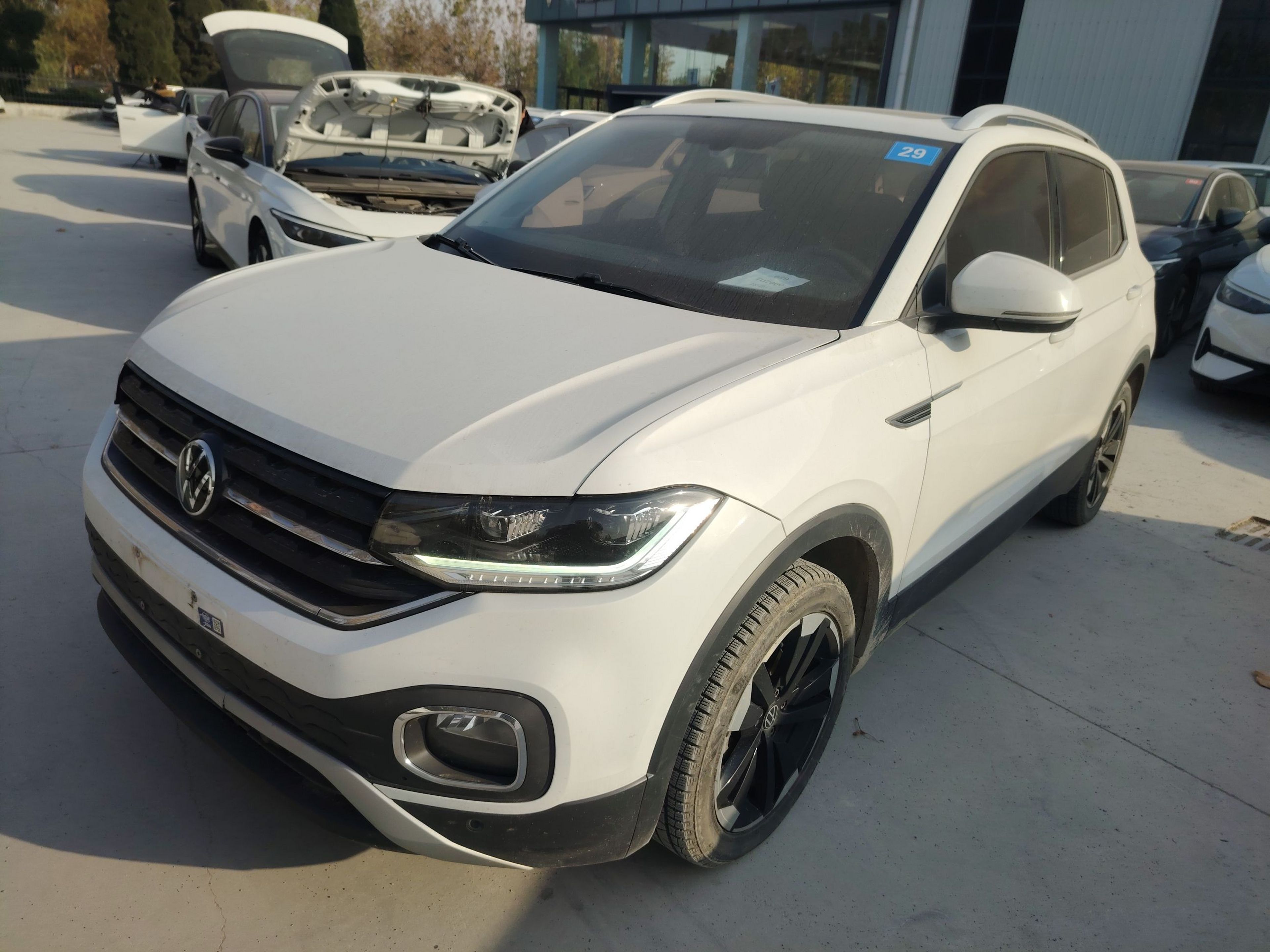 تحت مقدمة السيارة