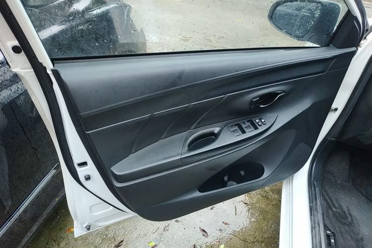 Used Toyota YARiS L 2017 1.5E CVT Dynamic Edition
