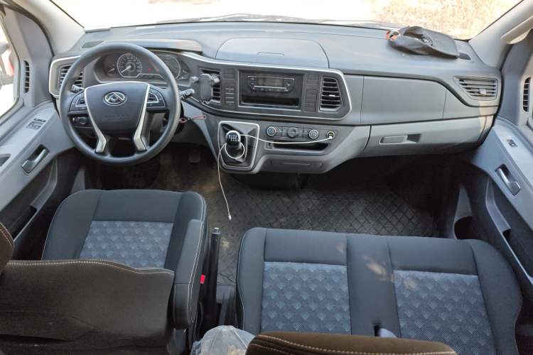 Used SAIC MAXUS Xintu V80 2024 Aotong Value Edition 6MT Long-Wheelbase Mid-Roof Model with 127 Ps Available in 6/7/8/9-Seater Configurations