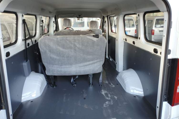 Used Wuling Yangguang 2024 300KM Comfort Version Passenger Van 75kW

