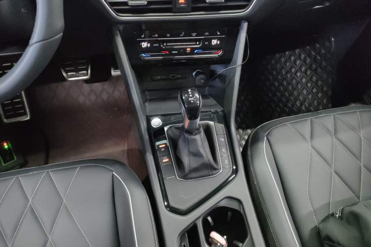 Used Volkswagen Tiguan L 2024 Outstanding Model 330TSI Automatic Two-Wheel Drive R-Line Dragon Glory Edition
