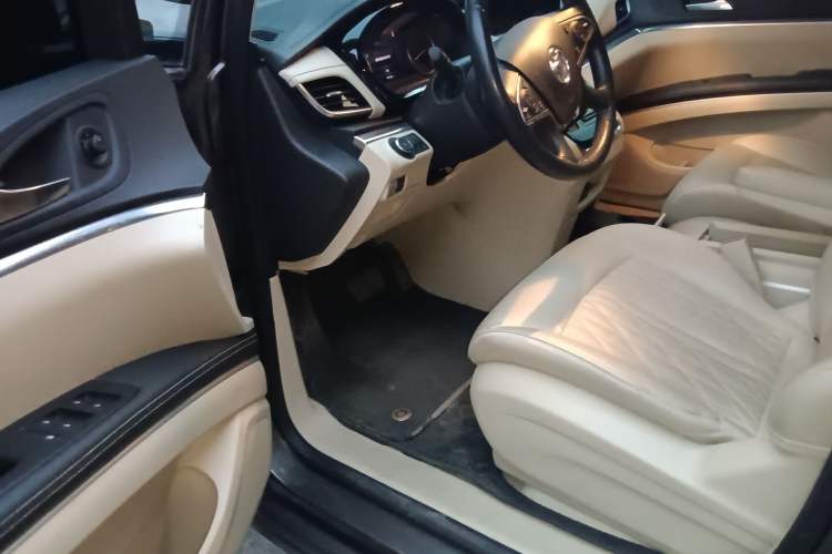 Used Buick GL8 2023 Facelifted Land Cruiser Executive Luxury Version