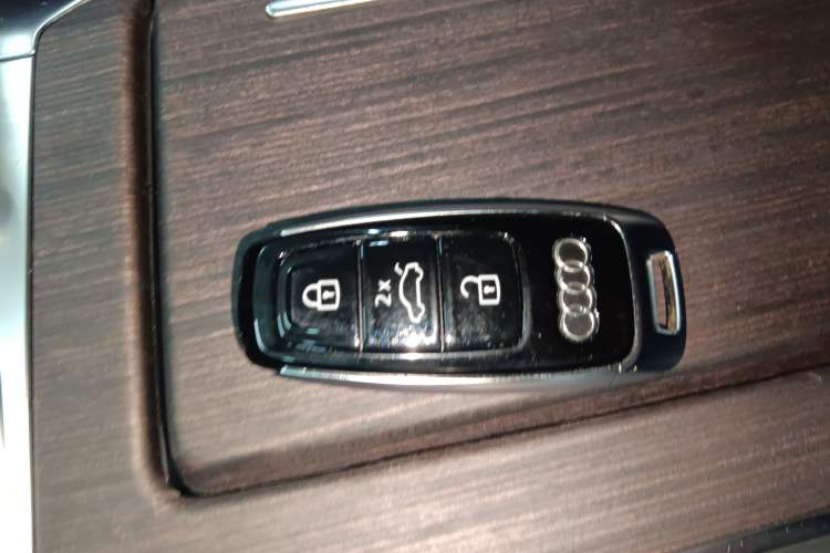 Used Audi A7L 2022 55 TFSI quattro S-line Zhiyuan Crystal Flow Package
