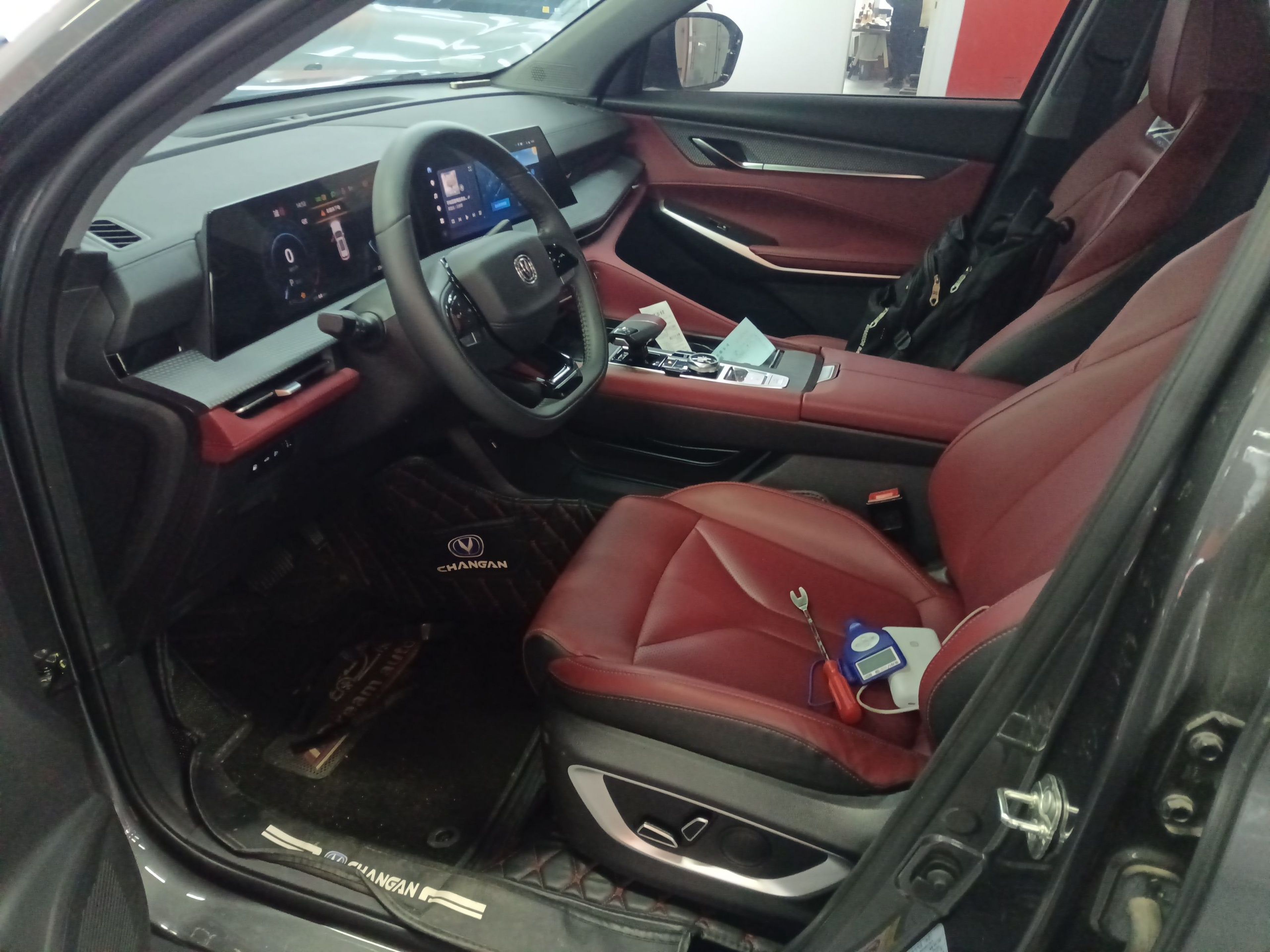 المقاعد الأمامية داخل السيارة