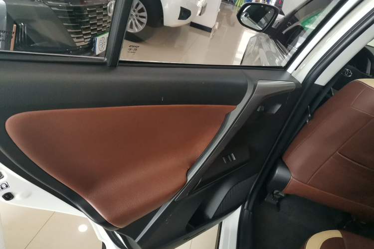 Used Toyota RAV4 2016 2.0L CVT Two-Wheel Drive Fashion Edition China V Standard
