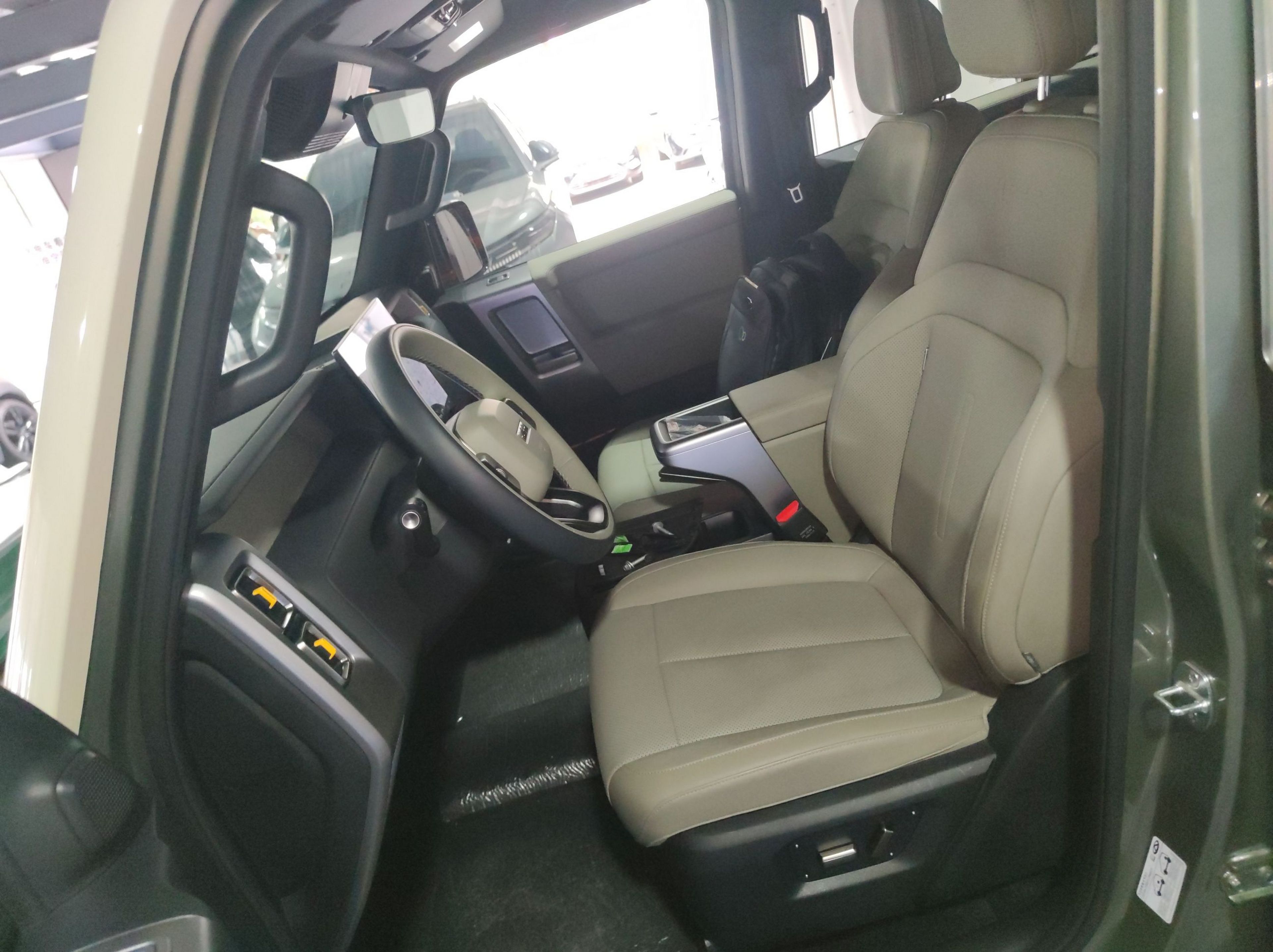 المقاعد الأمامية داخل السيارة