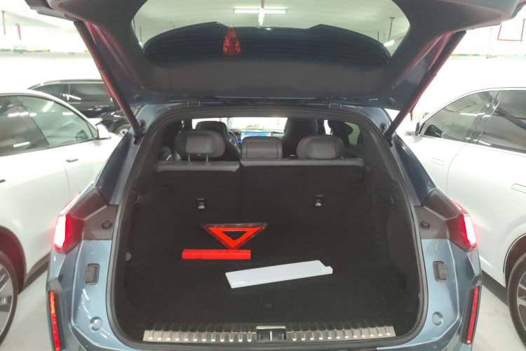 Used Lynk & Co 08 EM-P 2025 220 km All-Wheel-Drive Performance Halo
